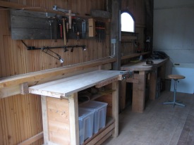 Zwei Arbeitstische und eine Holzwerkzeugwand ergänzen die Ausrüstung in der "poncerie"