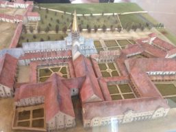 Modell der Klosteranlage von Citerne. Heute steht davon noch das Gebäude mit den bunten Ziegeln in der Mitte.